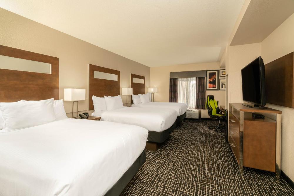 Double Room with Three Double Beds - Non-Smoking interior